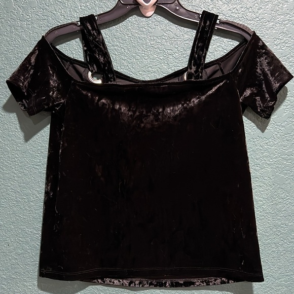 XS Rock&Republic Black Velvet Grommet Open Cold Shoulder Goth Dressy Casual Top - Picture 3 of 3